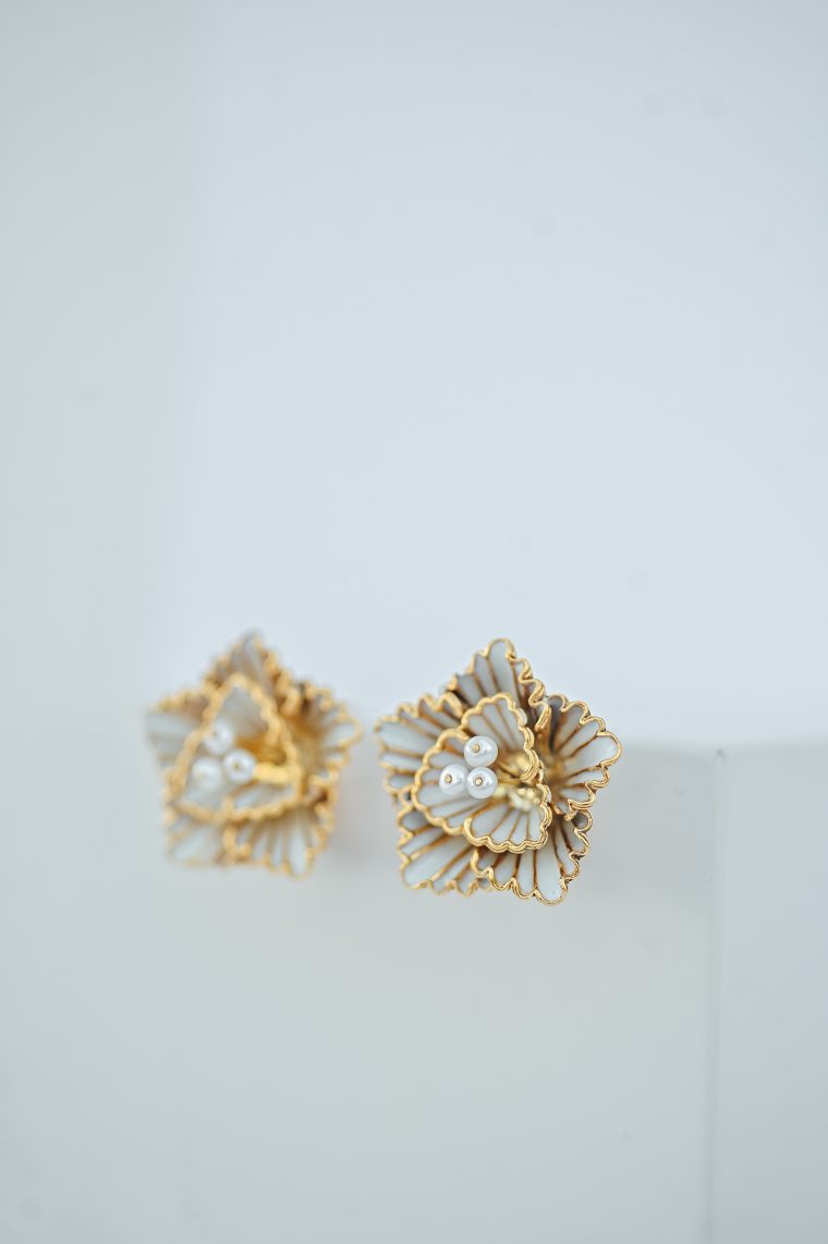 White Hibiscus Earrings - Image 4